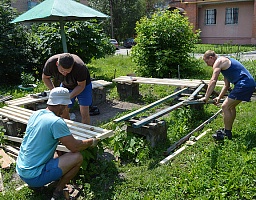 У дома на улице Пролетарской отремонтировали лавочки 