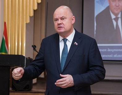 Провел встречу с жителями на базе школы № 8 им. Н. С. Павлушкина.