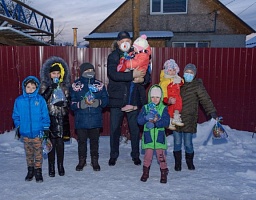 Вадим Супиков поздравил детей из многодетных семей с Новым годом