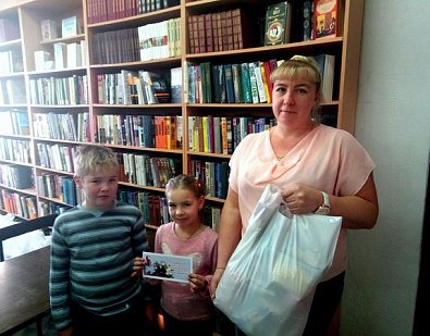 30 семей Железнодорожного района получили продуктовые наборы ко дню матери