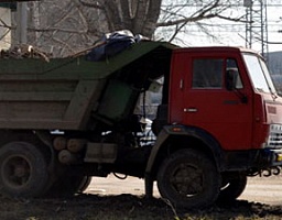 С территории детсада вывезено четыре КамАЗа листвы