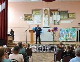 По доброй традиции поддержал благотворительную акцию «Собери ребенка в школу»