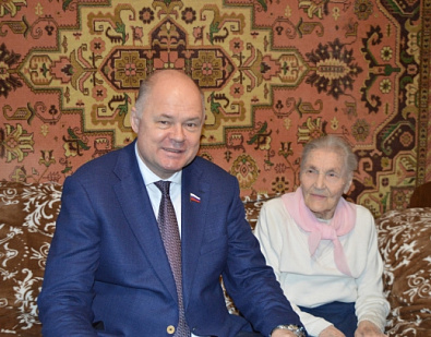 Принял участие в акции Партии "Единая Россия" - "С Новым годом, Ветеран!"