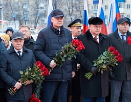 Торжественная церемония возложения цветов к Вечному огню Монумента воинской и трудовой доблести пензенцев