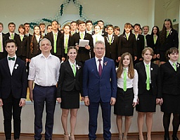Иван Белозерцев поздравил выпускников с завершением школьных занятий