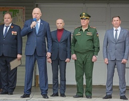 Вадим Супиков поздравил кадетов и воспитанниц школы № 70 с Днем прощания со знаменем