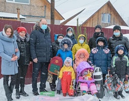 Многодетную семью поздравили с Новым годом