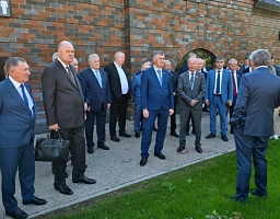 В рамках 77-го заседания Совета законодателей Приволжского федерального округа посетили комплекс-музей «Салют, Победа!» в Оренбурге