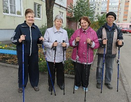 Вадим Супиков подарил ветеранам клуба «Шуист» комплекты для скандинавской ходьбы 