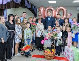 Жительницу Железнодорожного района Анну Сергушину поздравили с вековым юбилеем